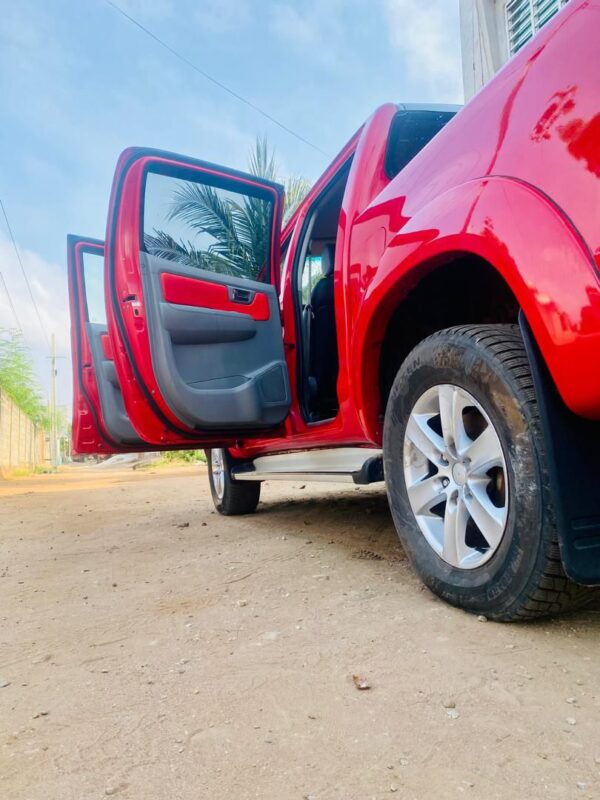 WhatsApp Image 2025-12-01 à 17.55.56_5bf1921f Toyota Hilux (Rouge)