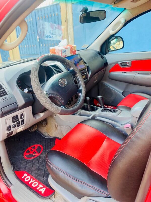 WhatsApp Image 2025-12-01 à 17.55.56_95788a2a Toyota Hilux (Rouge)