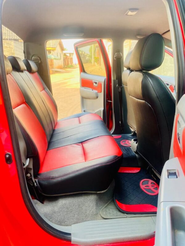 WhatsApp Image 2025-12-01 à 17.55.59_46960f2f Toyota Hilux (Rouge)
