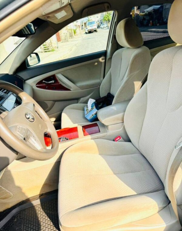 WhatsApp Image 2026-02-18 at 19.28.24 intérieur Toyota Camry LE location Cotonou JMM Center